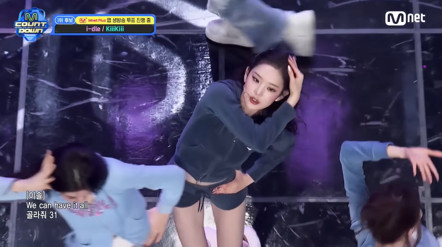 키키 이솔 wearing PS109E